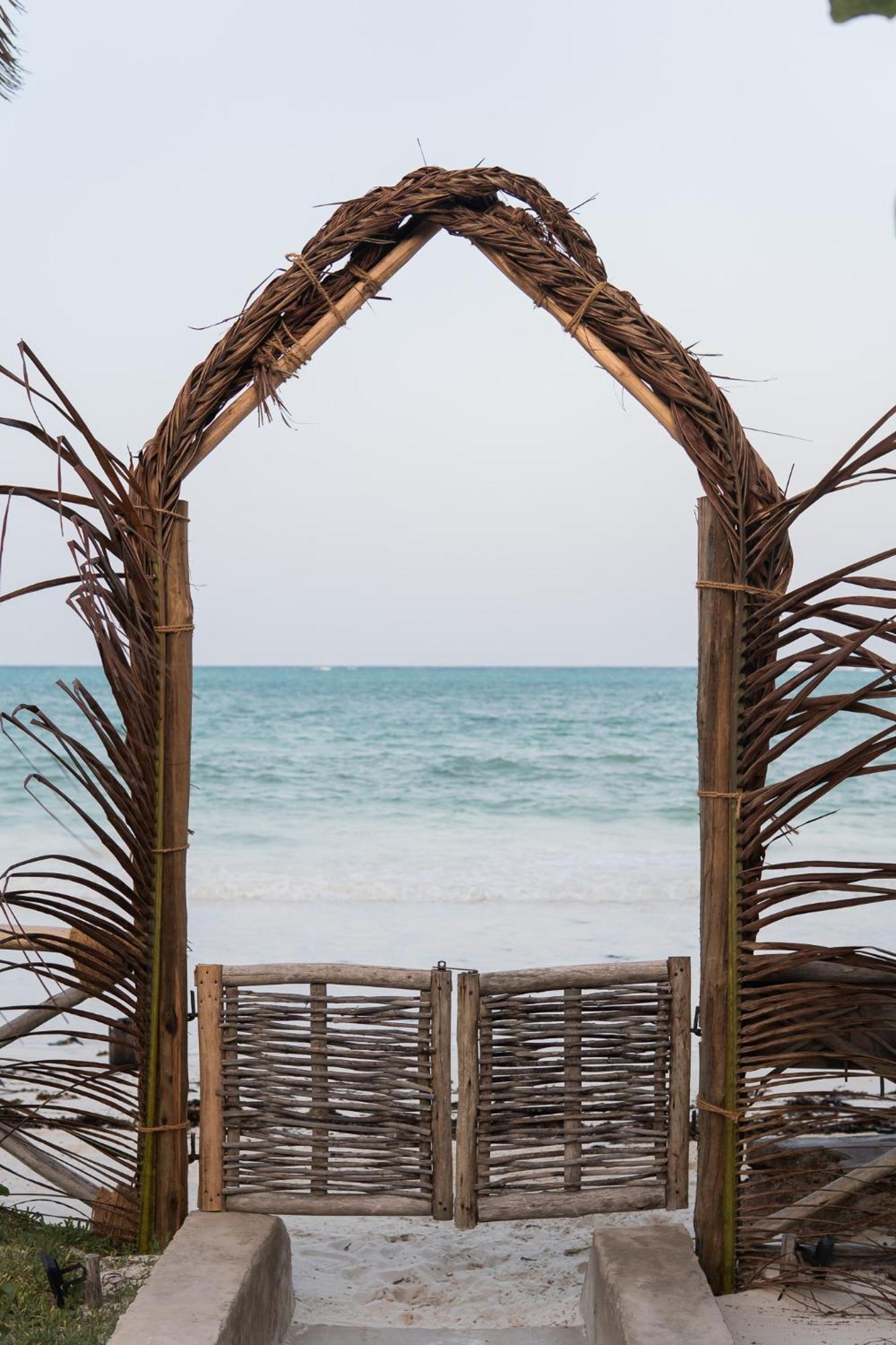 Kima Serviced Beach House & Suites Bwejuu Exterior photo