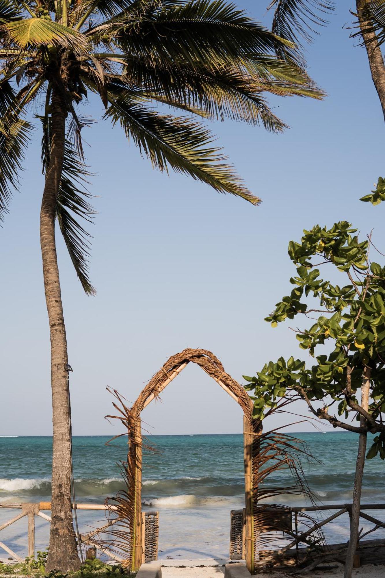 Kima Serviced Beach House & Suites Bwejuu Exterior photo